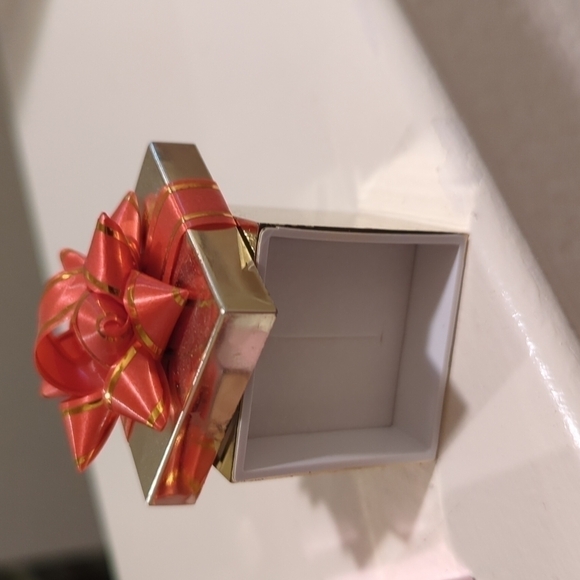 10 adorable tiny ring boxes in gold, pink, and silver with colored bows on top. - Picture 4 of 5